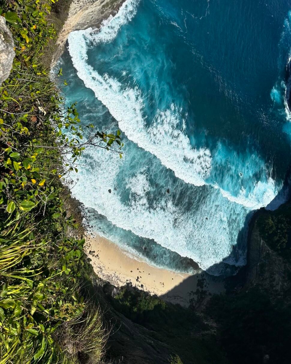 The Stunning Waves at Kelingking Beach